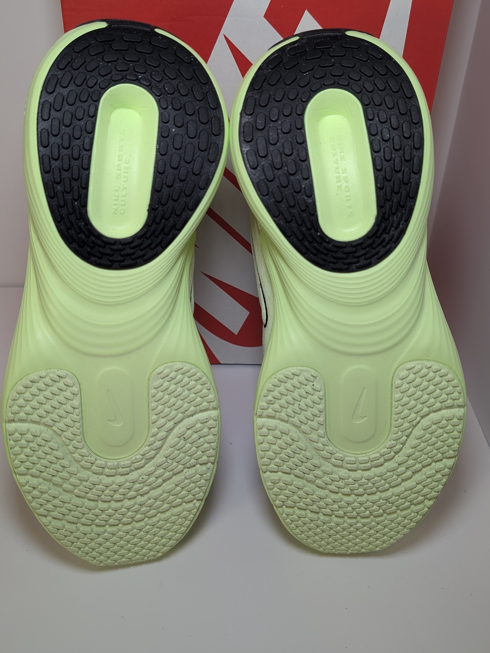 Nike Uplift SC Youth Size 5.5Y Running Shoes Black And Bright Volt Color NIB - Picture 7 of 8